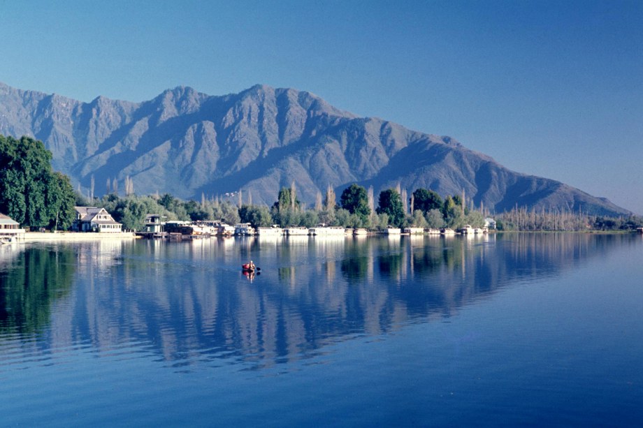 dal-lake best place to visit in kashmir