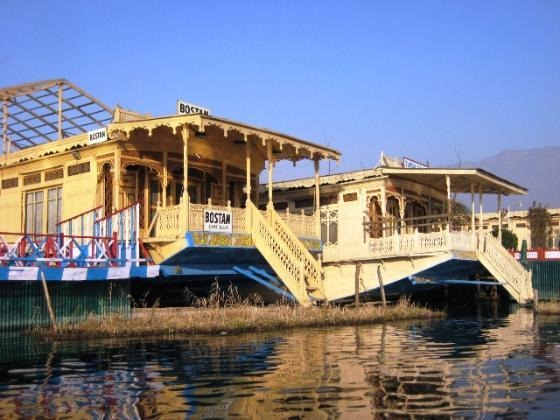 houseboats best place to visit in kashmir